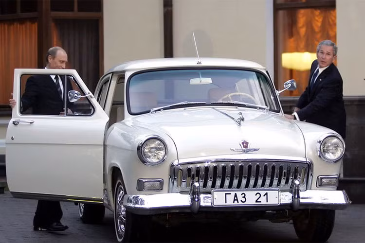 Khi cựu Tổng thống Mỹ George W. Bush tới thăm Nga năm 2005, ông Putin đã để nhà lãnh đạo Mỹ lái chiếc xe nội địa do Liên Xô sản xuất - là một chiếc GAZ-21 Volga cổ phiên bản 1956 của ông.