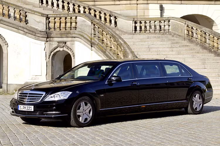 Cựu Tổng thống Medvedev từng sử dụng chiếc limousine Mercedes S600 Pullman Guard được thiết kế lại với kích cỡ lớn hơn và trang bị công nghệ mới nhất. Xe của ông Medvedev được lắp thêm máy tính có kết nối internet, đầu đĩa DVD, TV và tủ lạnh.