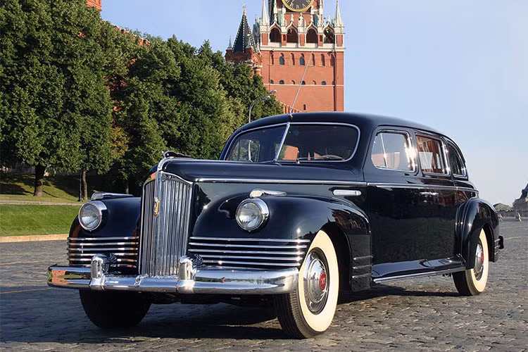 Tới năm 1945, chiếc xe sang ZIS 110 đã được thiết kế lại với nhiều cải tiến để cạnh tranh với mẫu Packard 180 đình đám của Mỹ và phiên bản bọc thép ZIS 115 đã được sản xuất riêng cho nhà lãnh đạo Stalin.