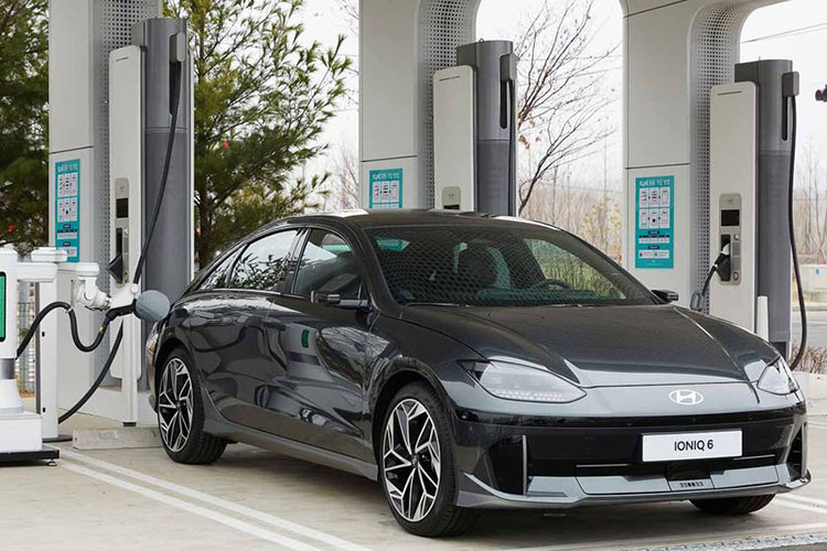 Xe oto Hyundai co the tu do, sac dien va tu chay khi du pin?