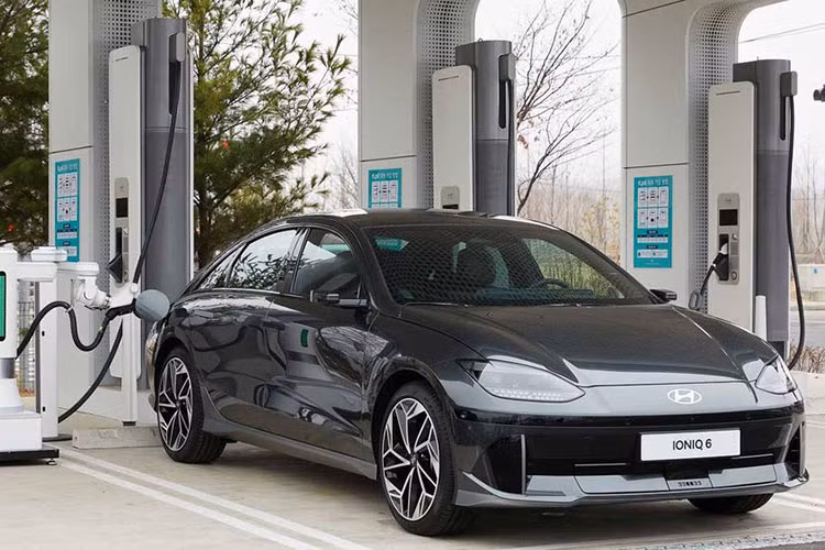 Xe oto Hyundai co the tu do, sac dien va tu chay khi du pin?