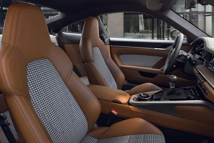 Động cơ trên sẽ đi kèm hộp số sàn 7 cấp và hệ dẫn động cầu sau, nhờ đó, Porsche 911 Sport Classic 2023 của Cường Đô la mới đặt mua có thể tăng tốc từ vị trí xuất phát lên 100 km/h chỉ trong thời gian 4,1 giây trước khi đạt tốc độ tối đa 315 km. 