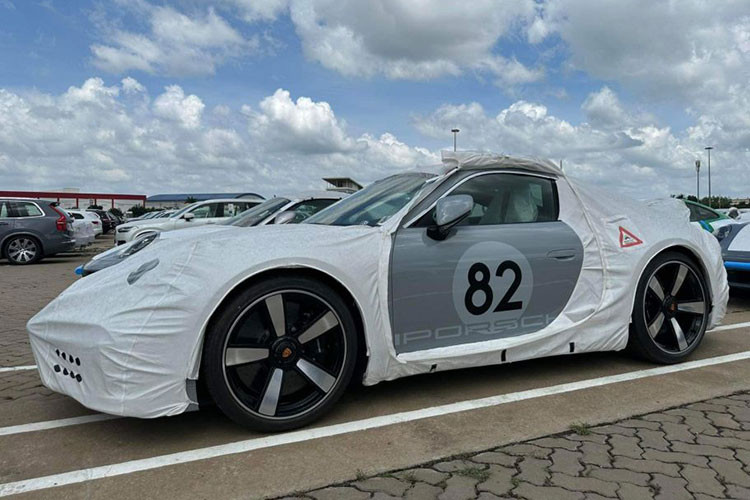 Được biết, con số trên cửa xe Porsche 911 Sport Classic 2023 của Cường Đô la là 82, dự đoán con số 82 ám chỉ năm sinh của tay chơi xe này và khi kết nối với số thứ tự của xe là 1202, ta có được ngày tháng năm sinh của Cường Đô la chính là 12/02/82. Một cách ghép số rất ấn tượng, thể hiện đẳng cấp.