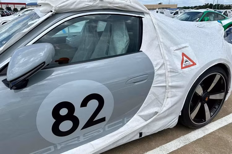 Trên toàn thế giới, chỉ có đúng 1.250 chiếc xe thể thao Porsche 911 Sport Classic 2023 được sản xuất, trong đó, đã có ít nhất 2 xe về nước, và chủ nhân đều là những nhà sưu tập hay tay chơi siêu xe hàng đầu tại Việt Nam hiện nay.