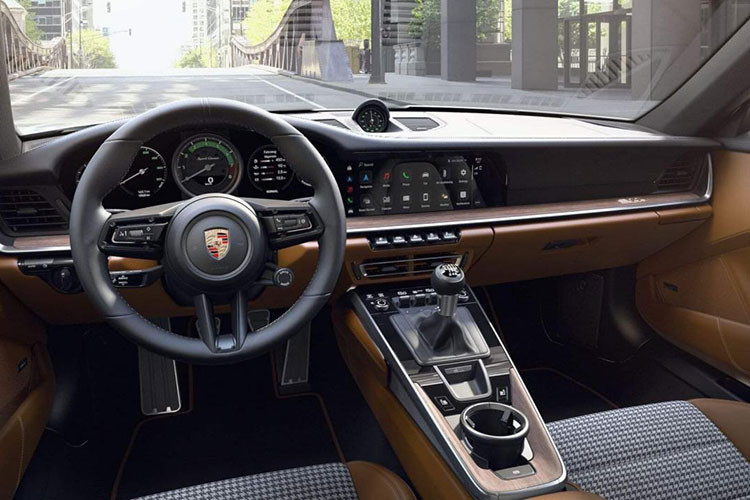 Chiếc xe thể thao giới hạn Porsche 911 Sport Classic 2023 của tay chơi siêu xe số 1 Việt Nam - Cường Đô la sở hữu khối động cơ 6 xy-lanh, dung tích 3.8 lít, tăng áp kép sản sinh công suất tối đa 542 mã lực và mô-men xoắn cực đại 600 Nm. 