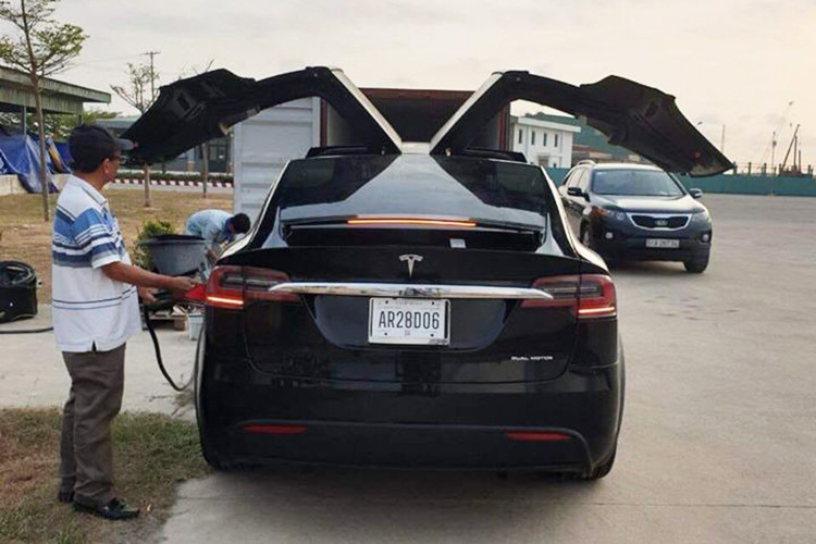 Ngoài lớp áo màu đen, đặc điểm nổi bật của Tesla Model X mới về Phú Thọ còn đi kèm với bộ mâm màu bạc mà trước đó chưa từng có chiếc Model X nào tại Việt Nam sở hữu. Được biết, đây cũng là chiếc thứ 7 trong bộ sưu tập xe Tesla Model X của nhà giàu Việt. Tesla Model X trước đó về nước chỉ xuất hiện 2 phiên bản là P100D và P90D.