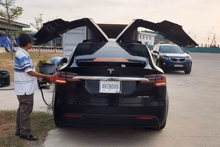 Ngoài lớp áo màu đen, đặc điểm nổi bật của Tesla Model X mới về Phú Thọ còn đi kèm với bộ mâm màu bạc mà trước đó chưa từng có chiếc Model X nào tại Việt Nam sở hữu. Được biết, đây cũng là chiếc thứ 7 trong bộ sưu tập xe Tesla Model X của nhà giàu Việt. Tesla Model X trước đó về nước chỉ xuất hiện 2 phiên bản là P100D và P90D.