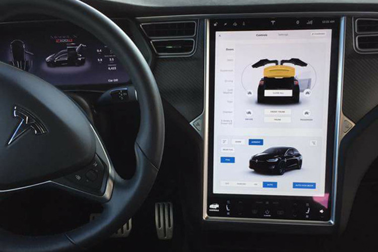 Ngoài ra, Tesla Model X còn được trang bị hệ thống tự lái Autopilot với AEB dựa trên radar tiêu chuẩn và hệ thống tránh va chạm mặt đất bằng sóng siêu âm. Tesla sử dụng một hệ thống radar băng rộng, có thể nhìn xuyên qua kim loại để giữ cho cửa cánh chim không va vào các vật gần đó khi mở hoặc đóng.