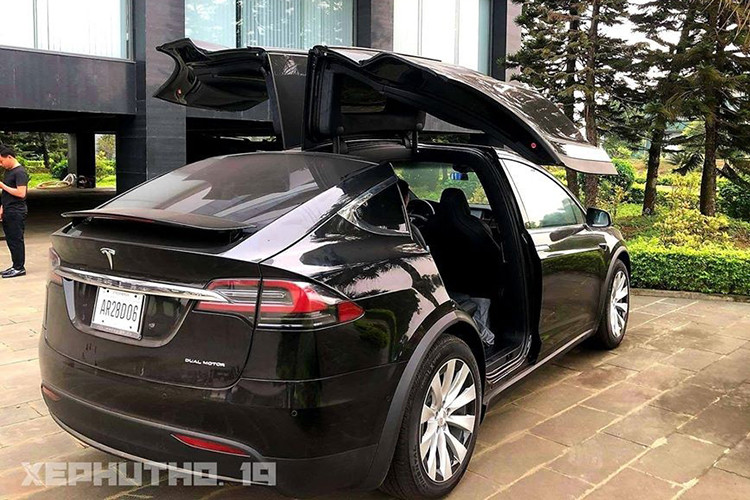 Tesla Model X P100D sở hữu nhiều tính năng ấn tượng như cửa và xe tự khởi động khi tài xế cầm chìa khóa bước đến gần. Ra mắt lần đầu vào 9/2015, Tesla Model X 2016 là chiếc xe gầm cao chạy điện đầu tiên trên Thế giới được sản xuất hàng loạt. Nó đồng thời là mẫu xe thứ 3 của hãng xe điện Tesla của Mỹ sau chiếc xe thể thao Roadster và sedan Model S. 