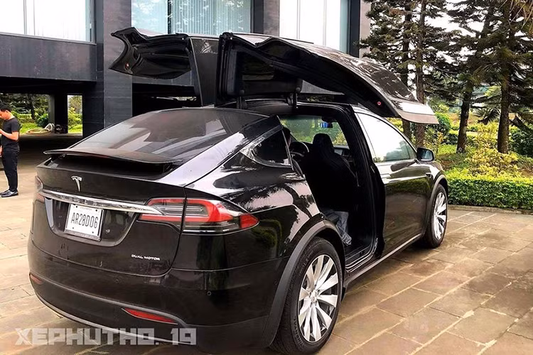 Tesla Model X P100D sở hữu nhiều tính năng ấn tượng như cửa và xe tự khởi động khi tài xế cầm chìa khóa bước đến gần. Ra mắt lần đầu vào 9/2015, Tesla Model X 2016 là chiếc xe gầm cao chạy điện đầu tiên trên Thế giới được sản xuất hàng loạt. Nó đồng thời là mẫu xe thứ 3 của hãng xe điện Tesla của Mỹ sau chiếc xe thể thao Roadster và sedan Model S. 