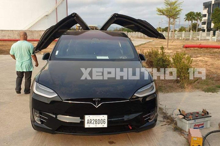Chiếc SUV điện mới có mặt tại Phú Thọ cũng chính là chiếc xe Tesla Model X đầu tiên về Việt Nam trong năm 2020 này. Hiện chưa rõ chiếc Tesla Model X về Phú Thọ thuộc phiên bản nào, nhưng một số nguồn tin ban đầu xác nhận xe thuộc bản cao cấp nhất là Tesla Model X P100D.