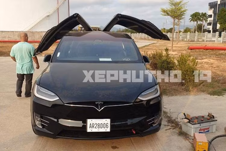 Chiếc SUV điện mới có mặt tại Phú Thọ cũng chính là chiếc xe Tesla Model X đầu tiên về Việt Nam trong năm 2020 này. Hiện chưa rõ chiếc Tesla Model X về Phú Thọ thuộc phiên bản nào, nhưng một số nguồn tin ban đầu xác nhận xe thuộc bản cao cấp nhất là Tesla Model X P100D.