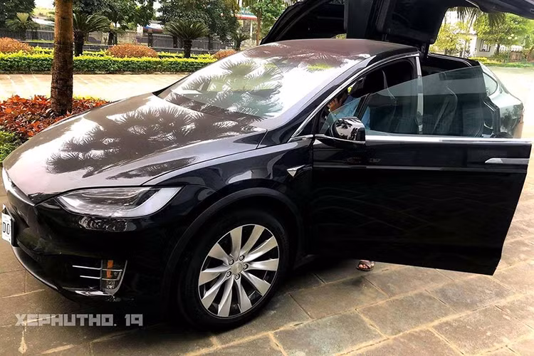 Chiếc SUV điện Tesla Model X đã có mặt tại Phú Thọ sau một hành trình khá dài từ một kho cảng ở tỉnh Bà Rịa-Vũng Tàu về đến Việt Trì. Được biết, chủ nhân của chiếc Tesla Model X đã điều xe cứu hộ từ Phú Thọ vào tận Bà Rịa-Vũng Tàu để rước chiếc SUV điện nhanh nhất thế giới này.