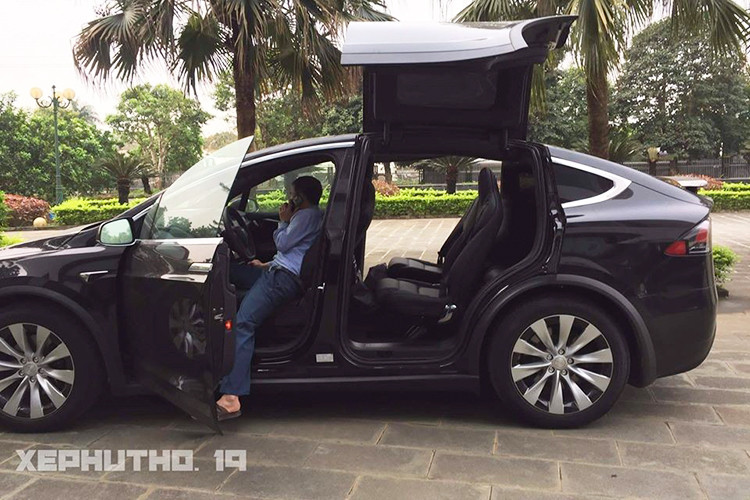 Những chiếc SUV điện Tesla Model X P100D rất nổi tiếng vì không chỉ sở hữu kiểu cửa cánh chim ở hàng ghế sau độc đáo, mà còn được trang bị khối động cơ điện mạnh mẽ. Dù là mẫu xe sử dụng động cơ hoàn toàn bằng điện nhưng Tesla Model X P100D lại chỉ mất khoảng thời gian 3 giây để có thể tăng tốc lên 100 km/h từ vị trí xuất phát.