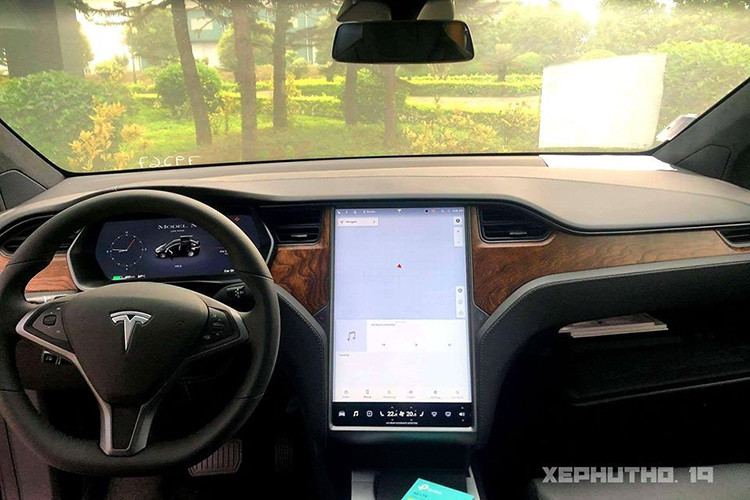Nếu muốn có thời gian tăng tốc từ 0-100 km/h ấn tượng trên, chiếc SUV điện Tesla Model X P100D phải được kích hoạt ở chế độ Ludicrous, từ đó cụm pin 100 kWh mới hoạt động hết công suất. Chỉ với cụm pin 100 kWh cũng đủ giúp xe có thể hoàn thành quãng đường dài 289 miles, tương đương 542 km rồi mới phải sạc lại đầy trở lại.