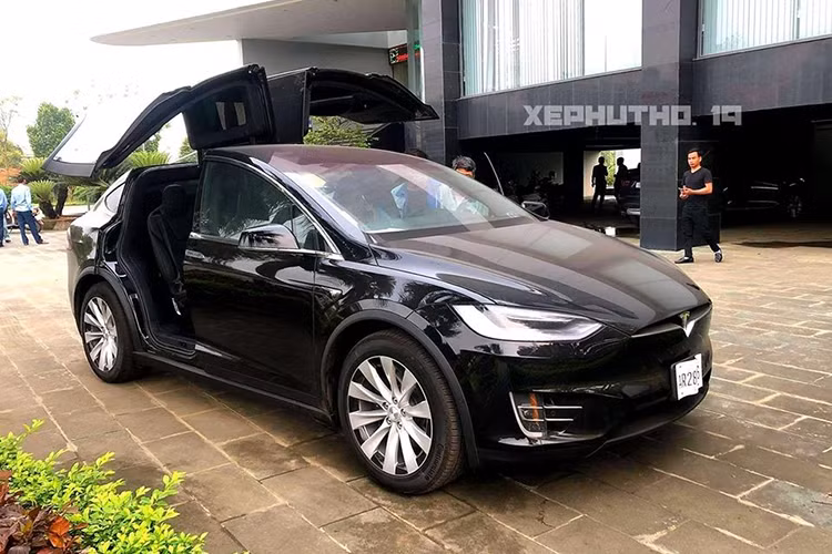 Tại thị trường Mỹ, Tesla Model X có 5 bản trang bị khác nhau là 60D, 75D, 90D, P90D và P100D. Giá xe Tesla Model X khởi điểm ở Mỹ là 74.000 USD (tương đương 1,65 tỷ đồng). Theo giới thạo tin, mức giá khi ra biển trắng tại Việt Nam của Tesla Model X vào năm ngoái - 2019 sẽ khoảng hơn 8 tỷ đồng.