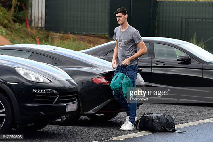 Ngoài chiếc siêu xe Aston Martin Vanquish, thủ môn số một của đội tuyển Bỉ và CLB Chelsea còn sở hữu một chiếc Porsche Panamera GTS 13 phiên bản giới hạn và một chiếc Mercedes C-Class coupe AMG màu đen của thương hiệu xe sang đình đám Đức (Ảnh: Getty images).