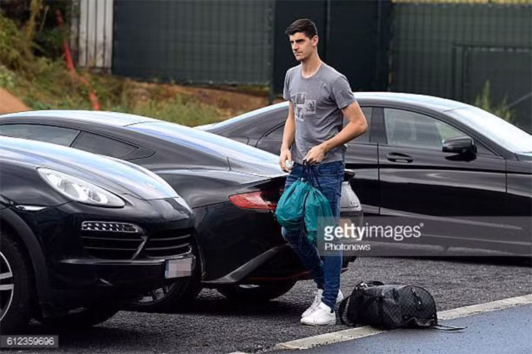 Ngoài chiếc siêu xe Aston Martin Vanquish, thủ môn số một của đội tuyển Bỉ và CLB Chelsea còn sở hữu một chiếc Porsche Panamera GTS 13 phiên bản giới hạn và một chiếc Mercedes C-Class coupe AMG màu đen của thương hiệu xe sang đình đám Đức (Ảnh: Getty images).