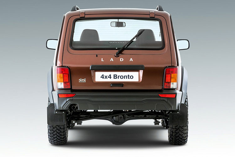 Bước sang phiên bản 2021, Lada Niva Bronto 4x4 mới chủ yếu được nâng cấp ở nội thất. Bước vào bên trong mẫu xe này, chúng ta sẽ thấy thiết kế nội thất khá... lạc hậu dù đã được nâng cấp. Trong đó, mặt táp-lô của Lada Niva Bronto 2021 gợi liên tưởng đến những chiếc xe ra đời trong thập niên '80.