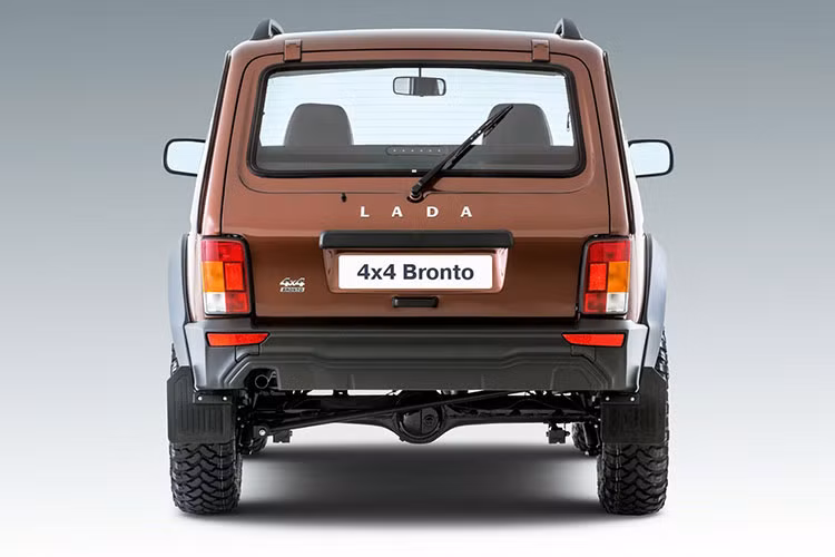 Bước sang phiên bản 2021, Lada Niva Bronto 4x4 mới chủ yếu được nâng cấp ở nội thất. Bước vào bên trong mẫu xe này, chúng ta sẽ thấy thiết kế nội thất khá... lạc hậu dù đã được nâng cấp. Trong đó, mặt táp-lô của Lada Niva Bronto 2021 gợi liên tưởng đến những chiếc xe ra đời trong thập niên '80.