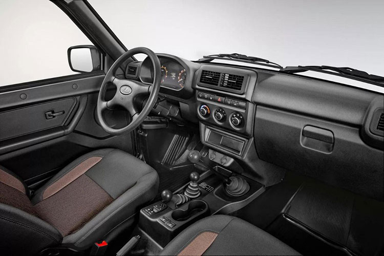 Ngoài ra, Lada Niva Bronto 2021 còn có thêm bảng đồng hồ và hệ thống điều hòa nhiệt độ mới, ghế thoải mái hơn, đi kèm tính năng sưởi cũng như hệ thống đèn nội thất hiện đại. Hãng Lada cũng khẳng định nội thất của Niva Bronto 2021 sẽ yên tĩnh hơn nhờ "gói cách âm và chống rung nâng cấp". Nhờ đó, khách hàng có thể mua Lada Niva Bronto 2021 để sử dụng hàng ngày thay vì chỉ chạy off-road.