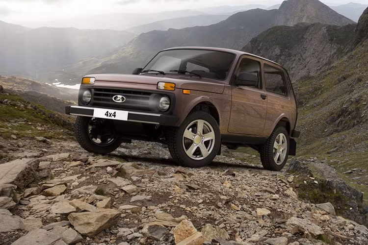 Nằm bên dưới nắp ca-pô của Lada Niva Bronto 2021 là khối động cơ xăng 4 xi-lanh, hút khí tự nhiên, dung tích 1.7L, sản sinh công suất tối đa 82 mã lực và mô-men xoắn cực đại 129 Nm. Động cơ kết hợp với hộp số sàn 5 cấp và hệ dẫn động 4 bánh.
