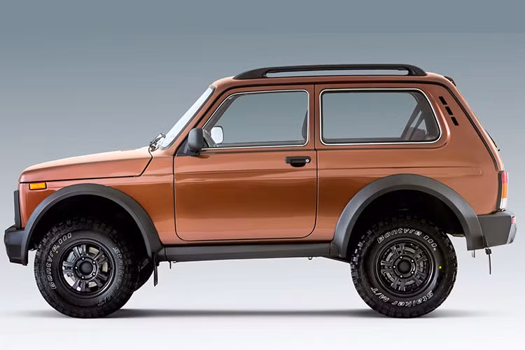 Tuy đã có mặt trên thị trường từ năm 1977 nhưng Lada Niva vẫn chưa được "nghỉ hưu". Thay vào đó, hãng Lada lại quyết định bổ sung phiên bản nâng cấp cho Niva Bronto ở xứ sở bạch dương. Tại thị trường quê nhà Nga, Lada Niva Bronto 2021 mới được gọi bằng cái tên riêng là 4x4 Bronto.