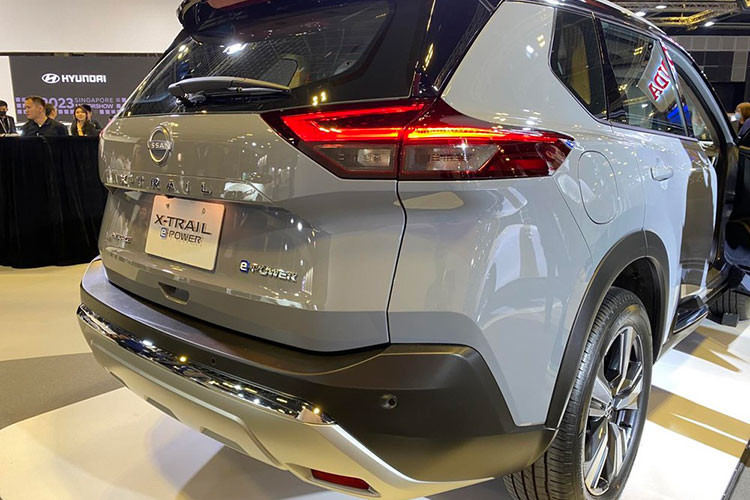 Ở phiên bản dẫn động 4 bánh toàn thời gian e-4orce, xe có thêm mô-tơ điện với mã MM48 nằm trên cầu sau. Mô-tơ điện này bổ sung 135 mã lực và 195 Nm cho xe. Sự kết hợp giữa động cơ xăng và mô-tơ điện mang đến khả năng tiết kiệm nhiên liệu ấn tượng, theo đó xe chỉ tiêu thụ lượng xăng trung bình 19,7 km/lít (5,07 lít/100 km) với phiên bản dẫn động 1 cầu và 18,4 km/lít (5,4 lít/100 km) với phiên bản dẫn động 4 bánh.