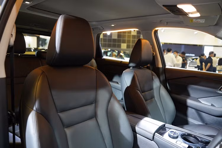 Chưa hết, mẫu SUV cỡ C này còn có cần số điện tử giống Nissan Kicks e-Power 2023, phanh tay điện tử, tự động giữ phanh tạm thời có nhớ, tính năng ra lệnh bằng giọng nói, màn hình hiển thị thông tin kính lái 10,8 inch, hệ thống âm thanh Bose 9 loa và cổng USB Type A/Type C.