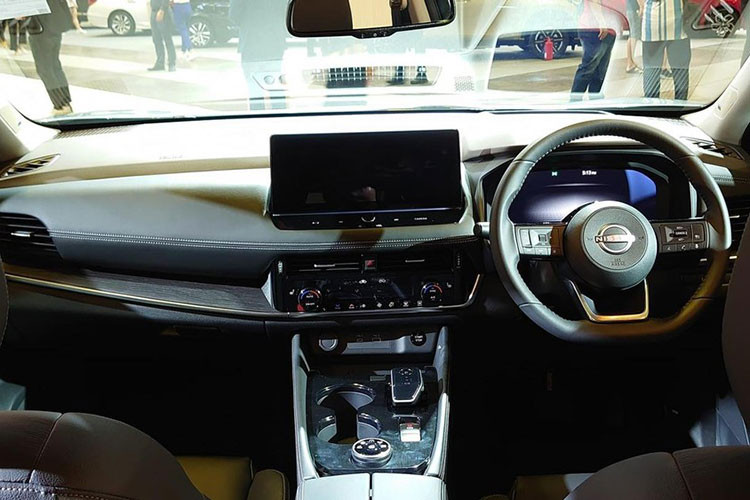 Bên trong xe, Nissan X-Trail e-Power 2023 gây ấn tượng với vô lăng bọc da, vát đáy thể thao, bảng đồng hồ kỹ thuật số với màn hình LCD 12,3 inch và hệ thống thông tin giải trí Nissan Connect đi kèm màn hình cảm ứng 12,3 inch đặt nổi trên mặt táp-lô.