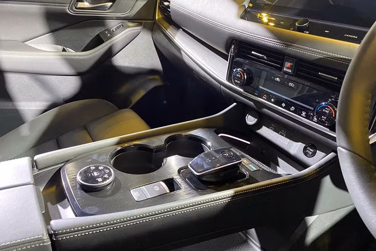 Tiện nghi thôi chưa đủ, Nissan X-Trail e-Power 2023 còn tạo sự yên tâm bằng gói công nghệ an toàn chủ động ProPilot. Thêm vào đó là camera 360 độ, công nghệ tự đỗ xe thông minh ProPilot Park và đèn pha LED thích ứng.