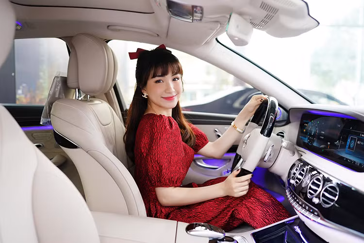 Mercedes-Benz S450L sở hữu khối động cơ V6 3.0L sản sinh công suất tối đa 367 mã lực, mô-men xoắn cực đại 500 Nm tại 1.800 - 5.000 v/p. Hộp số là loại 9 cấp 9G-Tronic, hệ dẫn động cầu sau cùng 4 chế độ lái; Eco, Sport, Comfort, Individual... Xe có khả năng tăng tốc từ 0 - 100km/h mất 5,4 giây, tốc độ tối đa 250 km/h.