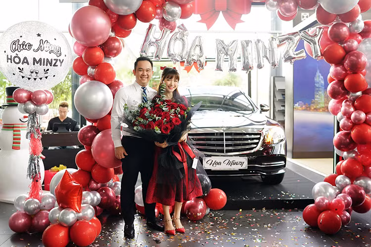 Trước đó, vào cuối tháng 9/2020, Hòa Minzy xuất hiện trong đoạn video đi xem xe Mercedes-Benz và có chia sẻ muốn mua chiếc xe đầu đời là Mercedes-Benz E-Class. Tuy nhiên, khi đi tham quan showroom này, nữ ca sĩ đã bị chiếc sedan hạng sang Mercedes-Benz S-Class mê hoặc.