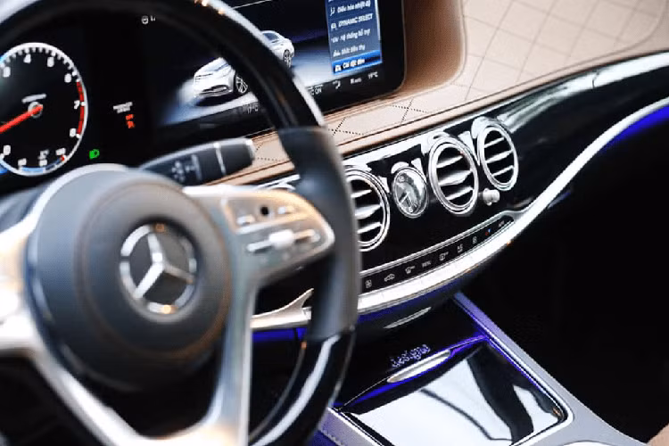 Xe có kích thước Dài x Rộng x Cao lần lượt là 5.255 x 1.899 x 1.494 mm, chiều dài trục cơ sở 3.165 mm. Nội thất xe thay đổi với 2 màn hình 12,3 inch tạo thành khu vực nối liền chuẩn HD. Vô-lăng xe thiết kế 3 chấu thay vì 2 chấu như trước đây. Ghế trước chỉnh điện nhớ 3 vị trí tích hợp sưởi và thông gió, ghế sau masage 6 chố độ khác nhau trong đó có 2 chế độ có thể kết hợp sưởi tạo hiệu ứng masage đá nóng. Phía trước tích hợp sạc điện thoại không dây. 