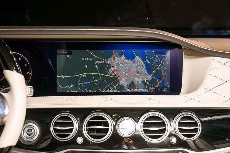 Hệ thống giải trí bao gồm âm thanh Bumester 13 loa công suất 590W, đèn viền nội thất với 64 màu tuỳ chọn, nội thất bọc da cao cấp ốp gỗ bóng Burr Walnut, cửa sổ trời panoramic. Xe có khả năng tương thích Bluetooth, trình duyệt Internet, Apple Carplay, Android và định vị vệ tinh toàn cầu có bản đồ Việt Nam, Camera 360 độ...