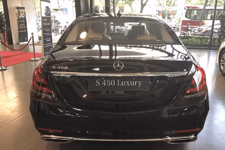 Việc tậu chiếc sedan hạng sang Mercedes-Benz S450L Luxury đã giúp cho nữ ca sĩ Hòa Minzy bước chân vào câu lạc bộ những người nổi tiếng sở hữu xe Mercedes-Benz tại Việt Nam. Dòng xe sang Mercedes-Benz S-Class cũng là mẫu xe được các anh chị đồng nghiệp trước đó của Hòa Minzy từng chọn như NTK Đỗ Mạnh Cường, Ca sỹ Duy Mạnh, Hiền Hồ hay Nhật Kim Anh... 