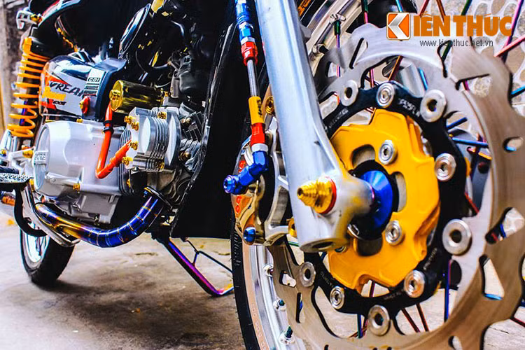 Dàn chân trước vẫn sử dụng phuộc nguyên bản, nhưng thêm vào đó là các phụ kiên đi kèm như; dĩa bông Galfer, dây dầu đồ chơi, heo Brembo Billet Nikel, ốc kiểng Proti.