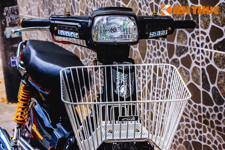 Ngay ở dàn đầu xe, ngoài mặt nạ nguyên bản được giữ nguyên của chiếc Super Dream đời đầu, xe được làm mới với giỏ "đi chợ" kiểu mới, xi nhan EX5 dạng led. Đèn pha vẫn giữ nguyên bản với bóng halogen.