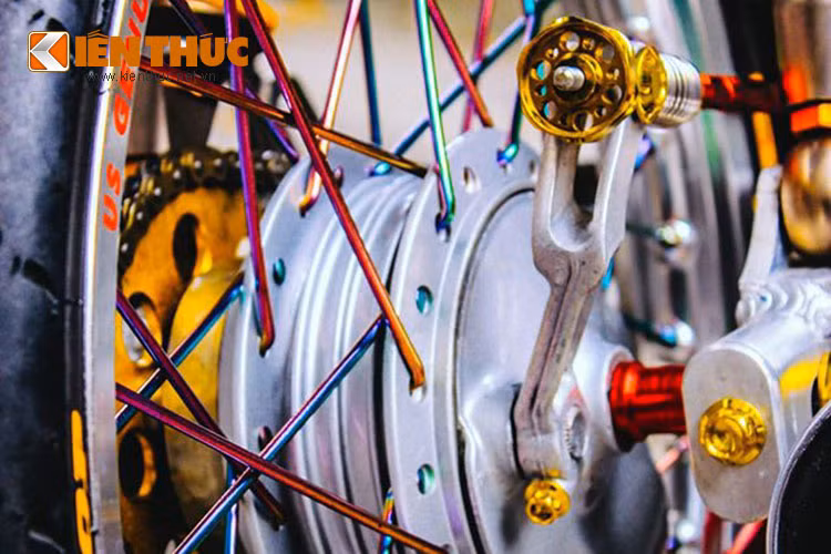 Phanh sau vẫn sử dụng thắng đùm nguyên bản được trang trí khá "loè loẹt" với hàng loạt ốc kiểng màu vàng.