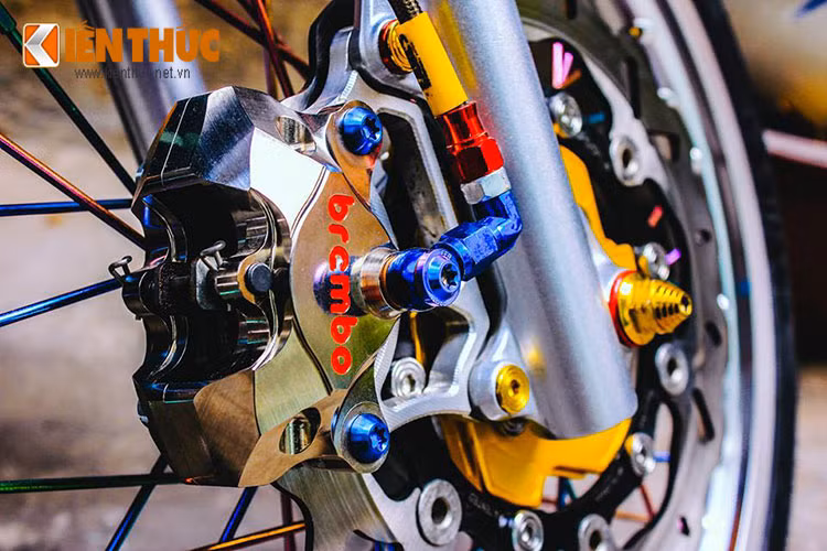 Niềng căm 7 màu cùng các chi tiết được làm mới sáng loáng. Nhưng chi tiết được người chơi độ theo phong cách "màu mè" rất riêng - bóng loáng nổi bật nhưng cũng không kém phần hấp dẫn.