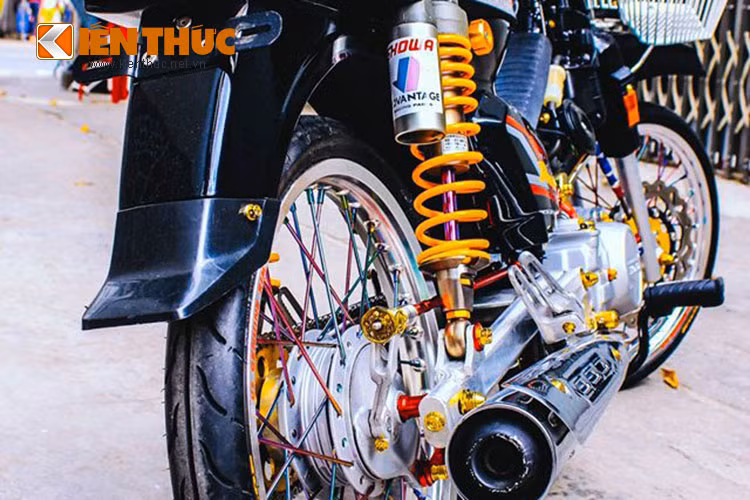 Dè sau được giữ nguyên bản, phuộc sau trang bị loại Showa. Pô xe vẫn giữ nguyên bản của nhà sản xuất xe máy Honda Việt Nam.