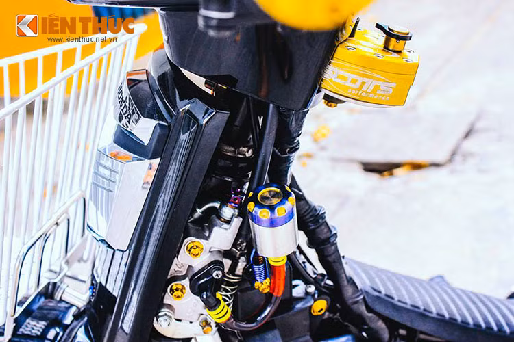 Bình dầu thắng gọn gàng thương hiệu pen vision được xếp gọn gàng ngay phía nách của xe với hàng loạt ốc kiểng màu mè.