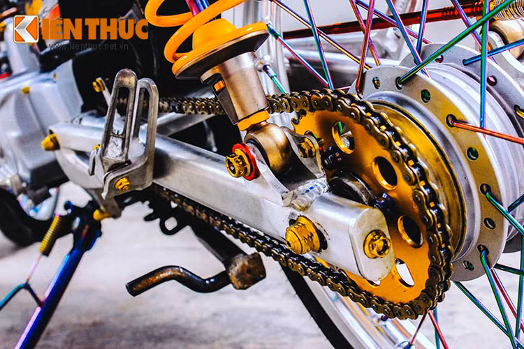 Gắp sau với đồ chơi NSD vàng nổi bật, gác chân Raider cùng hệ chuyền động xích trần được làm mới với màu vàng nổi bật giữa phố đông.