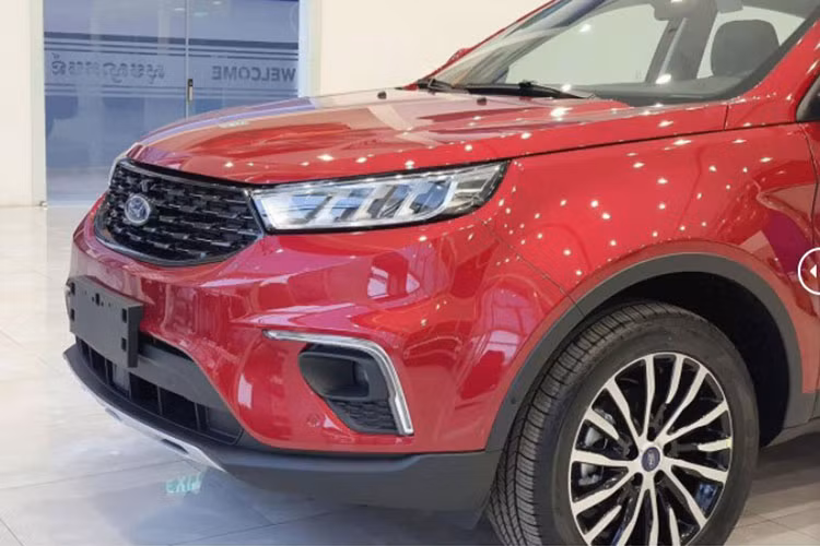 Ngoại hình của Ford Territory ấn tượng với cặp đèn pha/cos Full LED với 4 khoang riêng biệt cùng tính năng tự động bật/tắt và điều chỉnh góc đánh lái khi vào cua. Lưới tản nhiệt dạng tổ ong sơn đen với tạo hình hình vân 3D mang đến phong cách thể thao cho mẫu xe nhà Ford.
