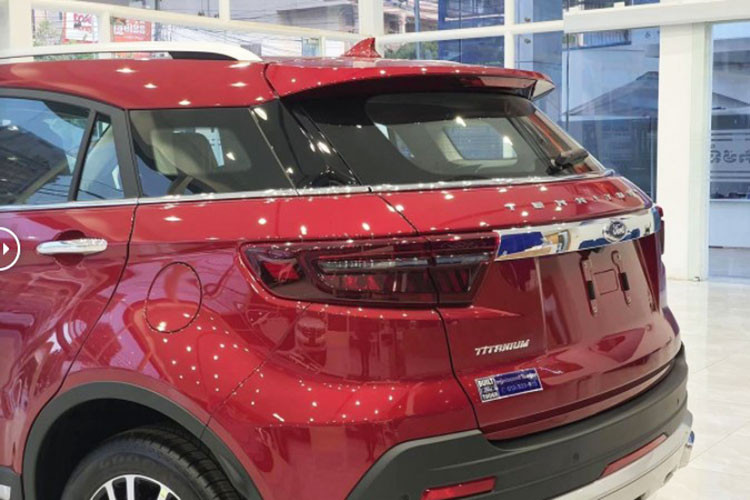 Phiên bản cao cấp của Ford Territory còn được trang bị loạt cảm biến, camera và hệ thống radar mang trong gói an toàn. Nhìn vào những thông số mà nhà sản xuất công bố, có thể thấy, Ford Territory có kích thước lớn hơn khá nhiều Mazda CX-5 và Honda CR-V. Nhờ vậy, xe sẽ mang đến không gian nội thất rộng rãi hơn các đối thủ.