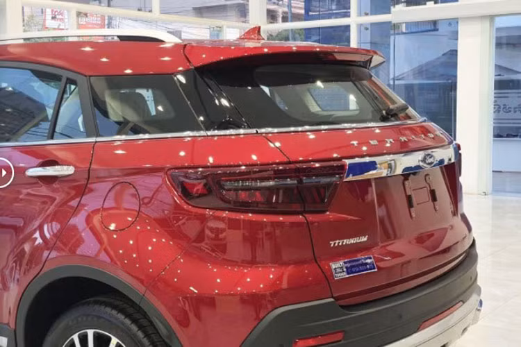 Phiên bản cao cấp của Ford Territory còn được trang bị loạt cảm biến, camera và hệ thống radar mang trong gói an toàn. Nhìn vào những thông số mà nhà sản xuất công bố, có thể thấy, Ford Territory có kích thước lớn hơn khá nhiều Mazda CX-5 và Honda CR-V. Nhờ vậy, xe sẽ mang đến không gian nội thất rộng rãi hơn các đối thủ.