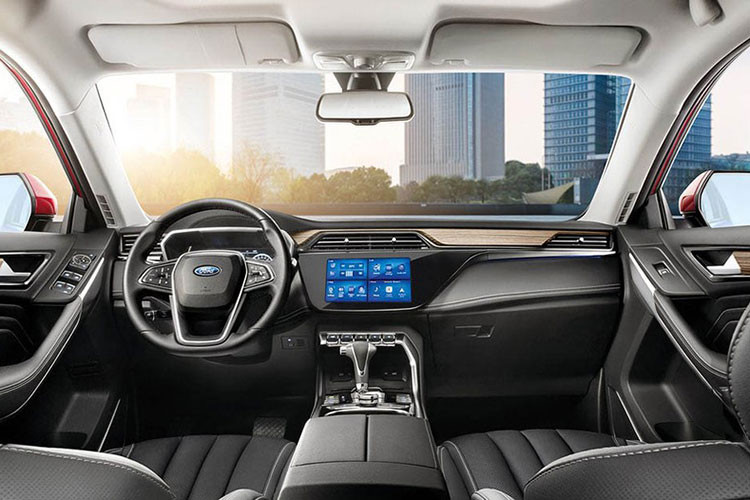 Nội thất của Ford Territory có thiết kế nam tính, vuông vức và hiện đại hóa. Phiên bản cao cấp Titanium+ có bảng đồng hồ kỹ thuật số 10-inch với 3 kiểu hiển thị tùy chọn (Normal, Sport, Fashion). Trong khi màn hình trung tâm cảm ứng chạm 10-inch tích hợp Apple CarPlay và Android Auto cùng nhiều tiện ích.