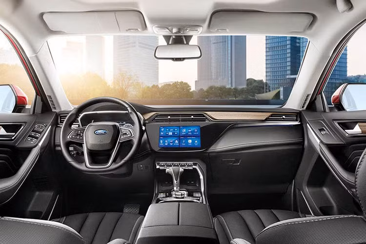 Nội thất của Ford Territory có thiết kế nam tính, vuông vức và hiện đại hóa. Phiên bản cao cấp Titanium+ có bảng đồng hồ kỹ thuật số 10-inch với 3 kiểu hiển thị tùy chọn (Normal, Sport, Fashion). Trong khi màn hình trung tâm cảm ứng chạm 10-inch tích hợp Apple CarPlay và Android Auto cùng nhiều tiện ích.