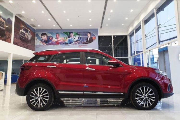 Mẫu xe crossover Ford Territory được xây dựng và phát triển dựa trên mẫu xe Trung Quốc Yusheng S330. Theo đó, kích thước xe khá ấn tượng với chiều Dài x Rộng x Cao lần lượt là 4.580 x 1.936 x 1.674 (mm), chiều dài cơ sở đạt 2.716 mm.