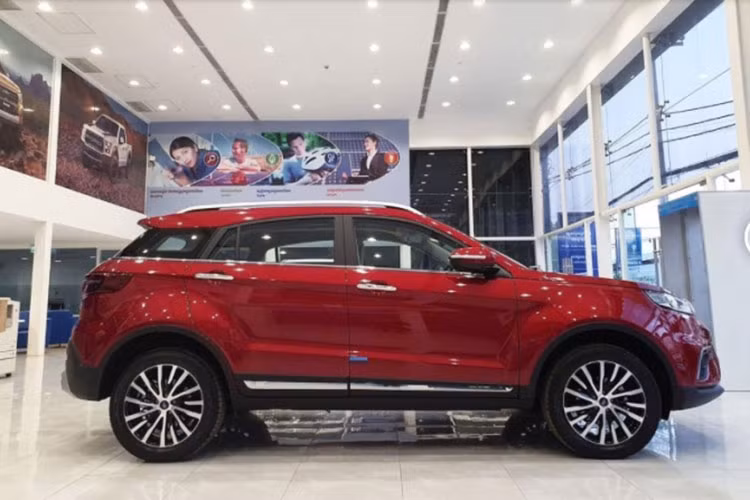 Mẫu xe crossover Ford Territory được xây dựng và phát triển dựa trên mẫu xe Trung Quốc Yusheng S330. Theo đó, kích thước xe khá ấn tượng với chiều Dài x Rộng x Cao lần lượt là 4.580 x 1.936 x 1.674 (mm), chiều dài cơ sở đạt 2.716 mm.